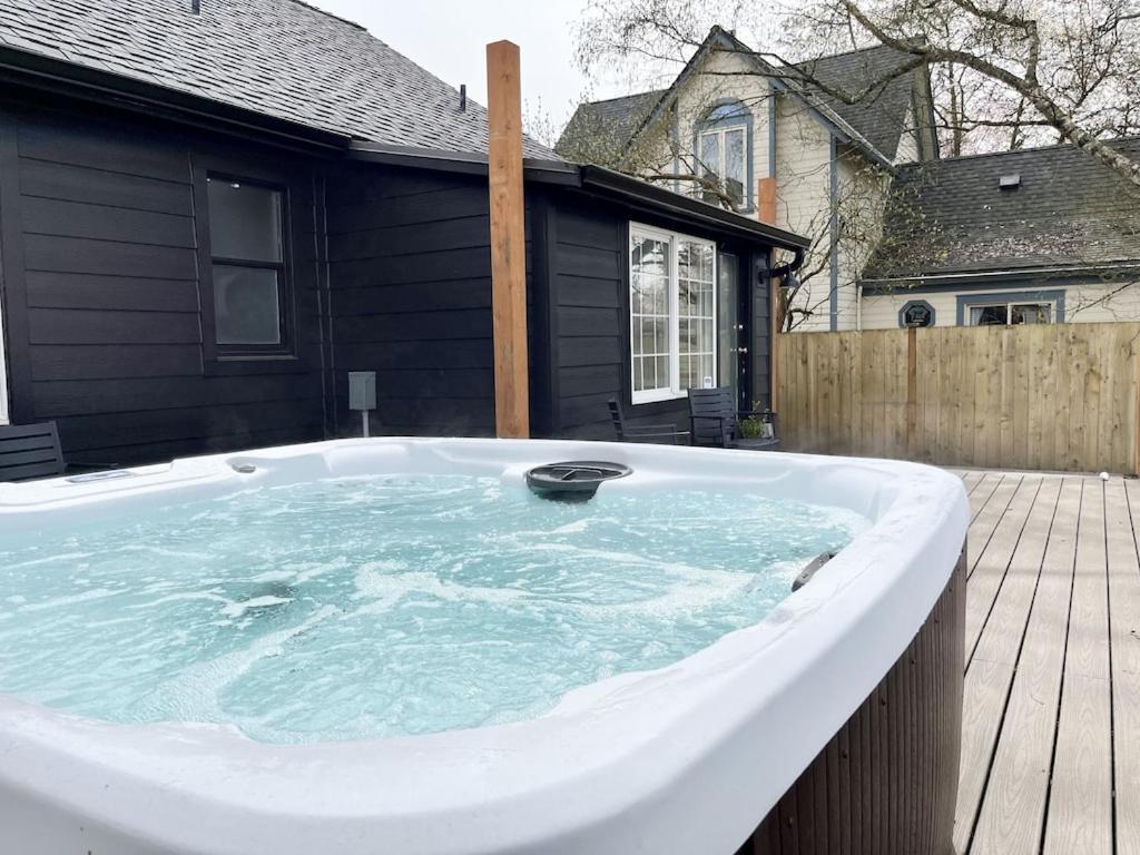 Modern 2 Bedroom Farmhouse Cottage With Hot Tub In Снохомиш Экстерьер фото